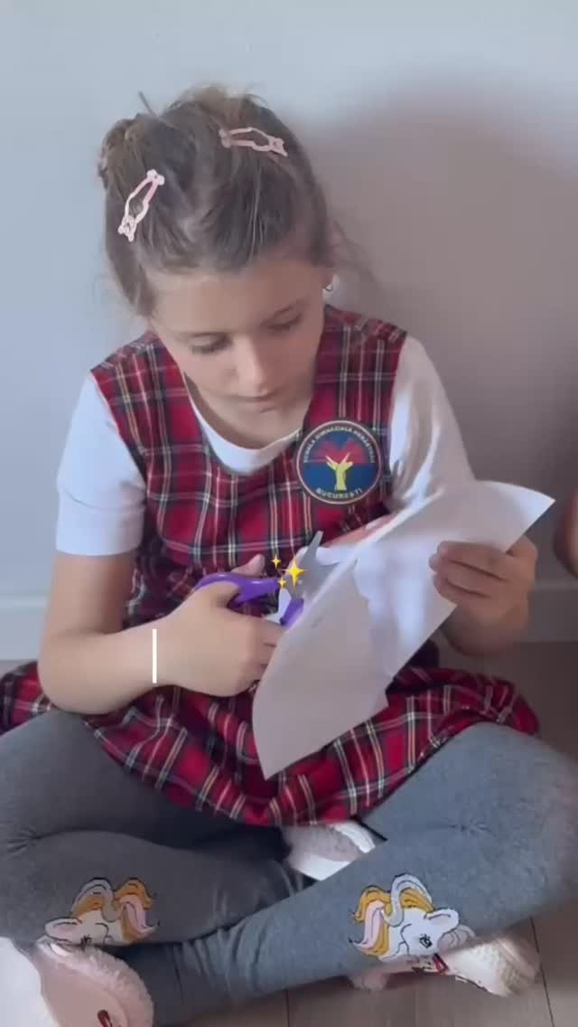 Copil concentrat la un atelier creativ
