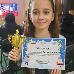 Copil mândru, cu diploma primită la final de program