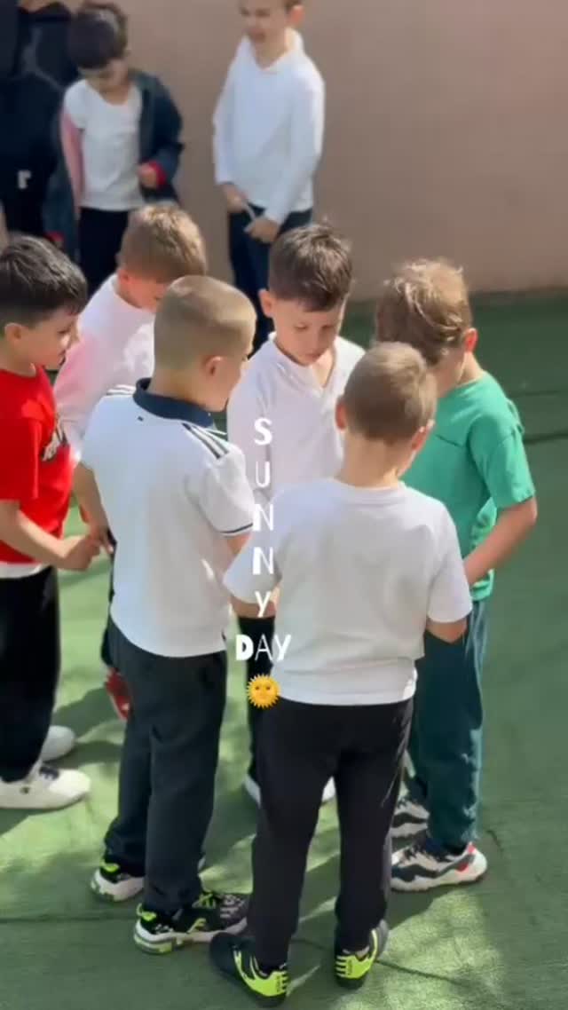 Copii în cerc, la un joc de grup în aer liber
