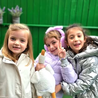 Copii zâmbind, la activități în aer liber