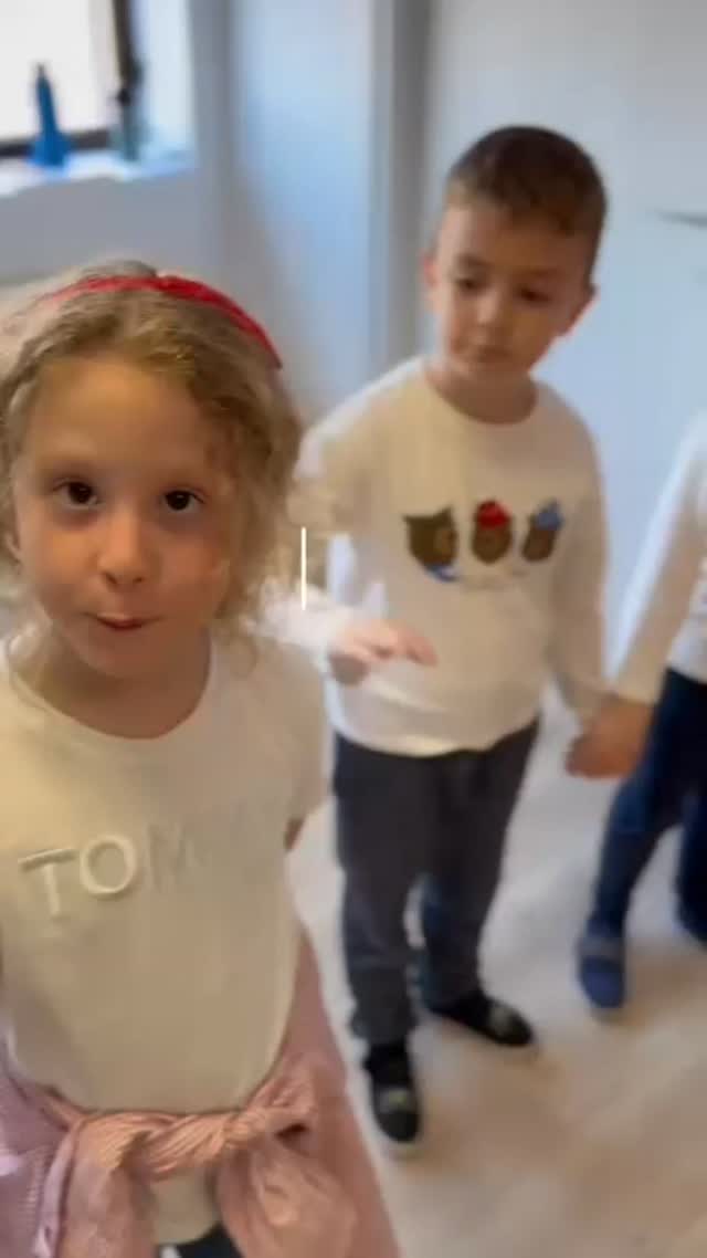Doi copii la masă, în timpul unei activități
